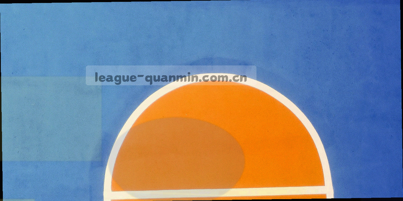 业余联赛夜间比赛中的拼抢瞬间，场边灯光与观众剪影入画